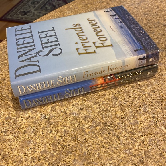 2 Danielle Steel Hardcover Books Forever Friends & Amazing Grace - Picture 8 of 17